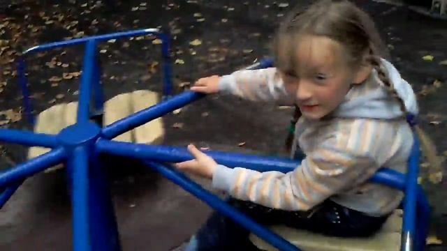 Вика кружится на детской карусели смотреть онлайн