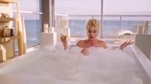 МАРГО РОББИ В ПЕННОЙ ВАННЕ