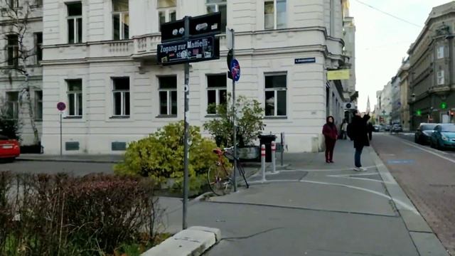 Karlsplatz (Карлсплатц) и памятник Советским воинам. смотреть онлайн