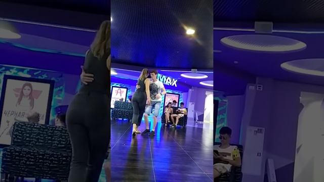 21 07 10 я и Марина кизомба Анапа ТЦ Красная площадь смотреть онлайн