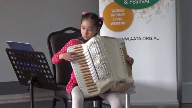 "Zhu Zhu" Zelda Mormul plays over the Rainbow and Czardas Monti on accordion at 2017 AATA festival смотреть онлайн
