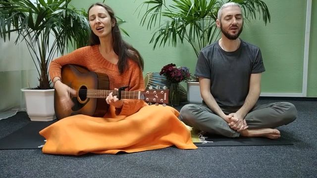 Gunavati & @vivek.kirtan | Mantra Baba Nam Kevalam | "I Know That It Is You" Kiirtan смотреть онлайн