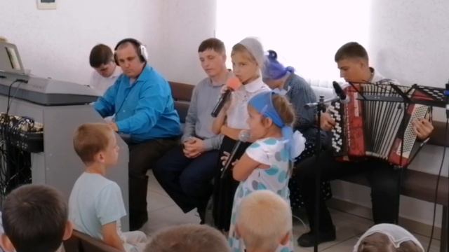 Птичка села на окошко/Внуки Савченко/г.Горячий Ключ ОЦХВЕ/Христианские детские песни. смотреть онлайн