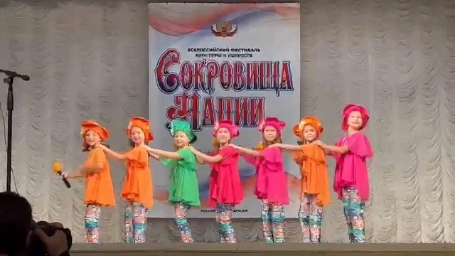 "Сороконожка", ансамбль РЕ-ФА-ЛЯЛЬКИ, ДВС "Звонче!" смотреть онлайн