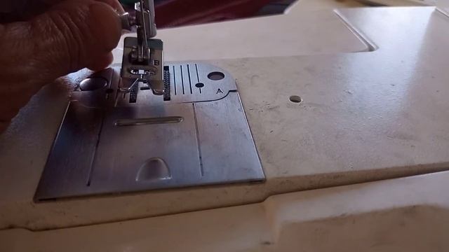 Máquina Singer modelo 5805 C con problemas de tensión, tiempo y bobina golpeada. смотреть онлайн