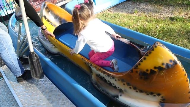 Кира в парке развлечений катается на аттракционах и прыгает на большом батуте! Видео для детей.