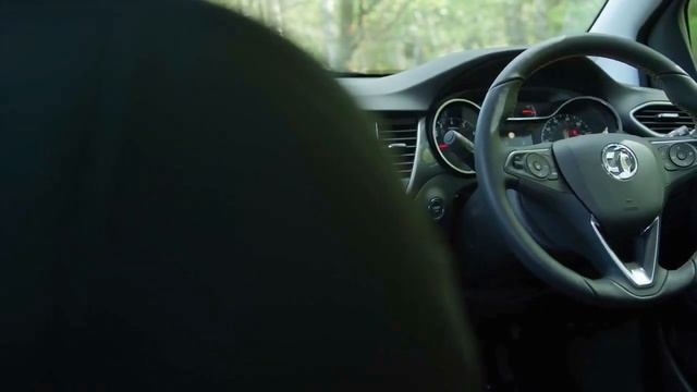 CROSSOVER: 2018 VAUXHALL CROSSLAND X TURBO L BEAUTY SHOTS