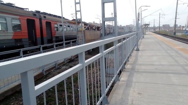 Электропоезд ЭД9М-0218 сообщением кемчуг-камарчага делает остановку на станции Платинум арена. смотреть онлайн