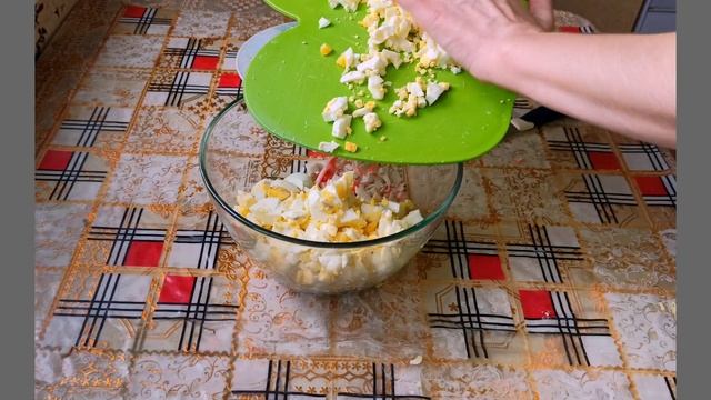 САЛАТ КОНСЕРВИРОВАННЫХ КАЛЬМАРОВ И КРАБОВЫХ ПАЛОЧЕК СО СВЕЖИМ ОГУРЦОМ!! смотреть онлайн