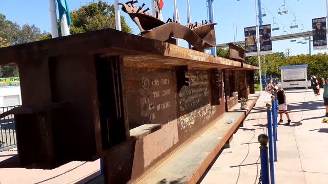 Футорные у памятника Памяти 9/11 теракта в США 11 сентября 2001 года в Сакраменто. Помним. Скорбим смотреть онлайн