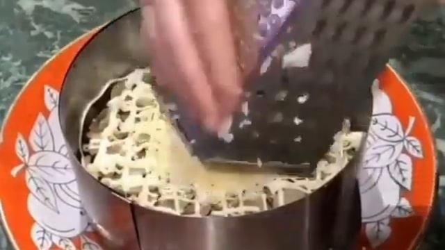 СЛОЁНЫЙ САЛАТ "МУЖСКИЕ СЛЁЗЫ" С КУРИЦЕЙ, ГРИБАМИ И МОРКОВЬЮ ПО-КОРЕЙСКИ? смотреть онлайн