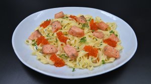 Паста Альфредо с лососем и красной икрой