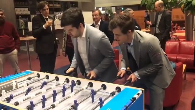 Magnus Carlsen and Ian Nepomniachtchi Play Table Football смотреть онлайн