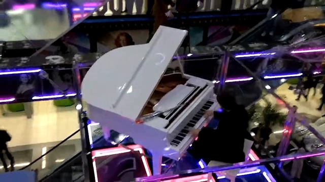 Пианист в Dream Town на висящей площадке - Видео 1 смотреть онлайн