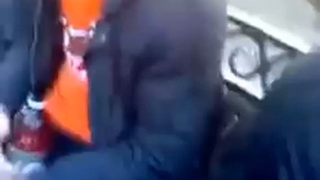 менты издеваются над пьяным пацаном и снимают на камеру:) смотреть онлайн