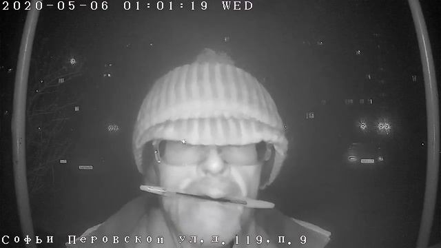 Псих с ручкой во рту не может попасть домой