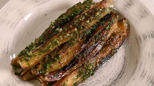 Обжаренные баклажаны с петрушкой и чесноком. Куриные шейки с чесноком и зеленью