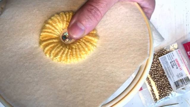 Брошь из бисера и пряжи мастер класс? Брошь цветок маргаритка своими руками быстро и просто?DIY смотреть онлайн