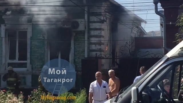 В центре Таганрога горел частный жилой дом смотреть онлайн