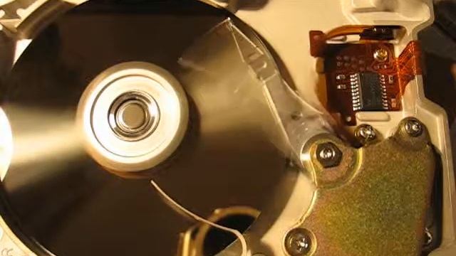 Запуск HDD Quantum с аэродинамической блокировкой головок в зоне парковки смотреть онлайн
