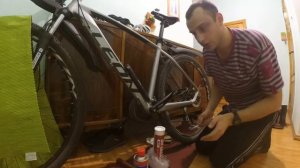 Не могу открутить педаль на велосипеде. Как открутить контр гайку?