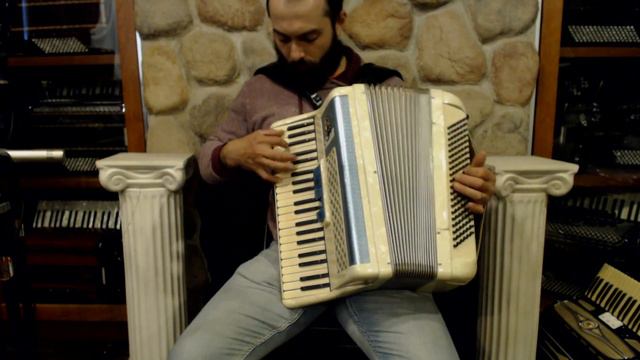 4088 - Blue Ivory Scandalli Piano Accordion LMM 41 120 $1199 смотреть онлайн