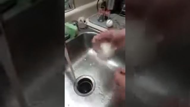Как быстро почистить варёное яйцо смотреть онлайн