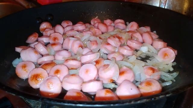 Тушёная свежая капуста с морковью и сосисками. смотреть онлайн