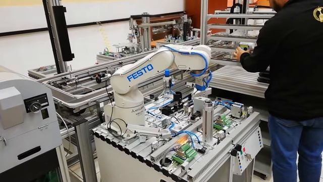Presentación de Robot Mitsubishi Melfa RV-2AJ: Programación con CIROS STUDIO смотреть онлайн