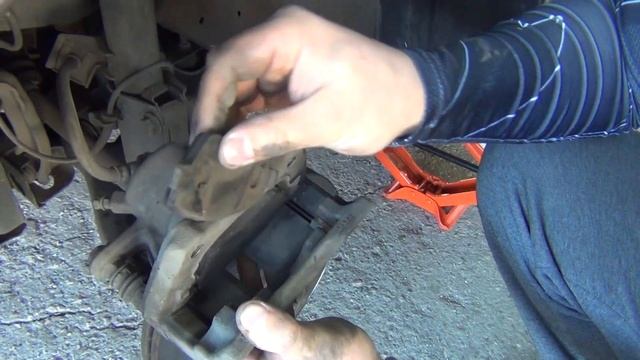Замена передних колодок за 5 минут. Замена колодок Ниссан Ноут. смотреть онлайн