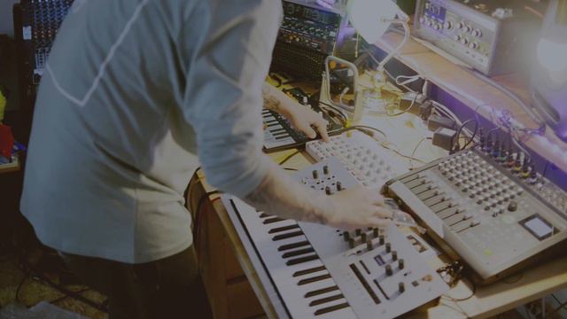 Steppers / Dub / DAWless Synth Performance смотреть онлайн