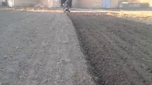 Оранка кіним плугом. смотреть онлайн