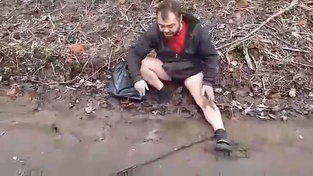 Мужик наступил на мину, чудом спасли! смотреть онлайн