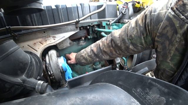 замена воздушного компрессора Volvo D12 air brake compressor replacement смотреть онлайн