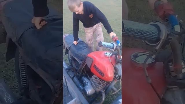 Смотреть всем ! пацан заводит мотоцикл смотреть онлайн