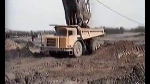 Белаз на карьерах месит грязь. Показательное видео. смотреть онлайн