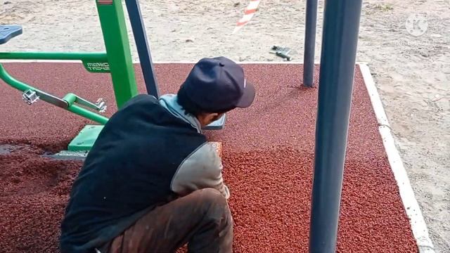 укладка резинового покрытия на спортплощадке. смотреть онлайн