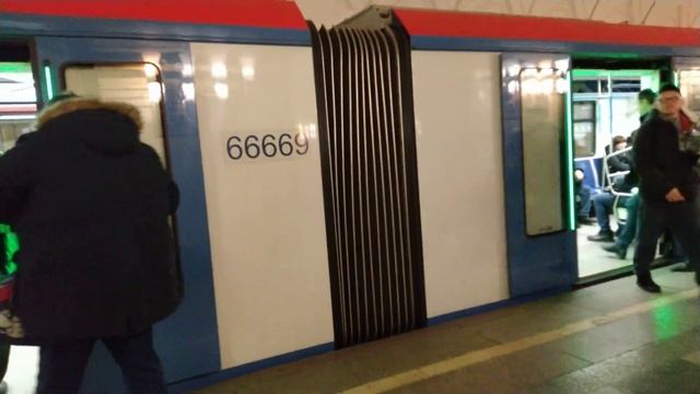 Метровагон Москва 2019 на станции Спортивная смотреть онлайн