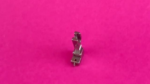 Лапка для втачивания потайной молнии на промышленной прямострочной машине смотреть онлайн