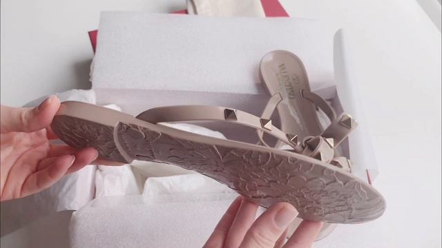 VALENTINO GARAVANI ROCKSTUD PVC FLAT SANDALS REVIEW #Valentino #Rockstud #Sandals смотреть онлайн