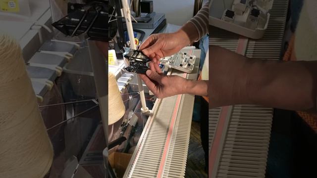 Замена челнока в каретке вязальной машины SilverReed Lk-150 Fixing Carriage On Lk-150