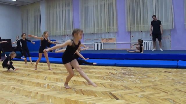 Гимнастика, тренировка ног, приседание на одной ноге смотреть онлайн
