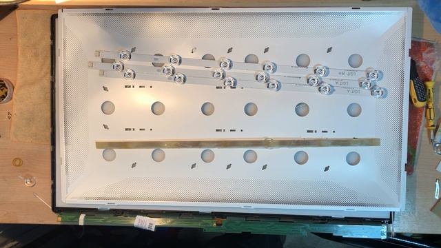 LG 32LY310C не включается, звук есть не показывает. Ремонт подсветки, уменьшение тока. смотреть онлайн