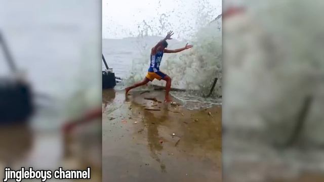wave pool BREAKS and floods water park... смотреть онлайн