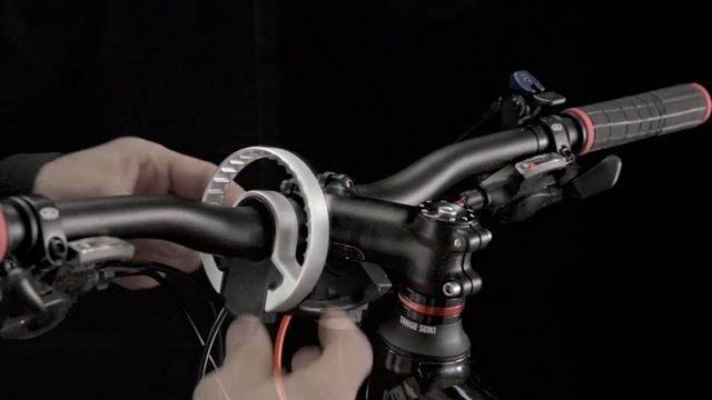 Thule Pack 'n Pedal Handlebar Mount Demonstration смотреть онлайн