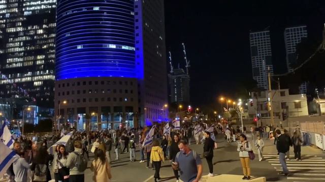 Walk in TEL AVIV in Famous KAPLAN STREET (Where Demonstrations Taking Place) смотреть онлайн