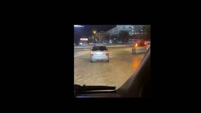 В Комсомольске водитель не пропустил скорую:внутри был пациент с кровотечением. смотреть онлайн