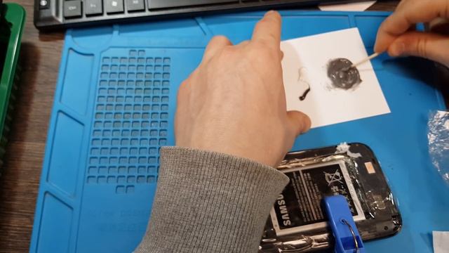 Ставим аккумулятор от другой модели телефона, родной нет!!!