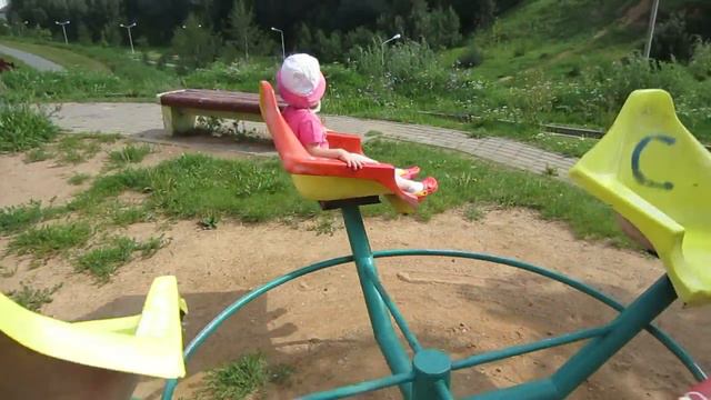 Вышли рано погулять,все в такое время спят:))) Субботний денек,катаемся на карусельках. смотреть онлайн