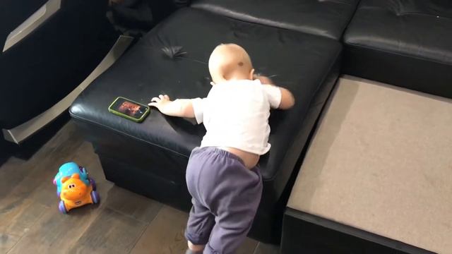 Развитие ребенка в 10 месяцев, 10 months, child development. смотреть онлайн
